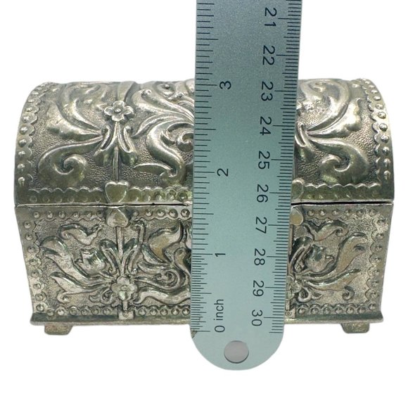 Vintage Jewelry Box with Silver Metal Cladding Tulips and soft Red Felt Lining - Picture 7 of 9